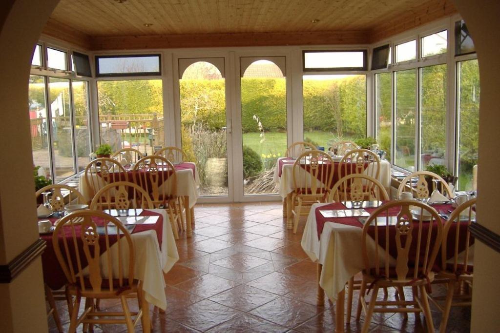 Riverwalk House B&B Оугтерард Екстериор снимка